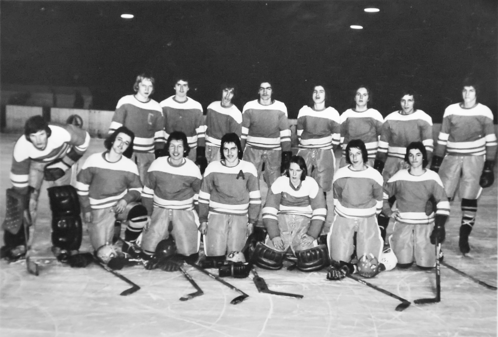 TJ Dvůr Králové n/L - (2. dorostenecká liga 1976 - 1977) Horní řada zleva: Šulc, Charous , Postupa, Kejzar, Sattler, Holan, Kmínek, Petera Dolní řada zleva: Lipták, Jarolím, Stránský, Mácha, Šíl, Škeřík, Truhlář