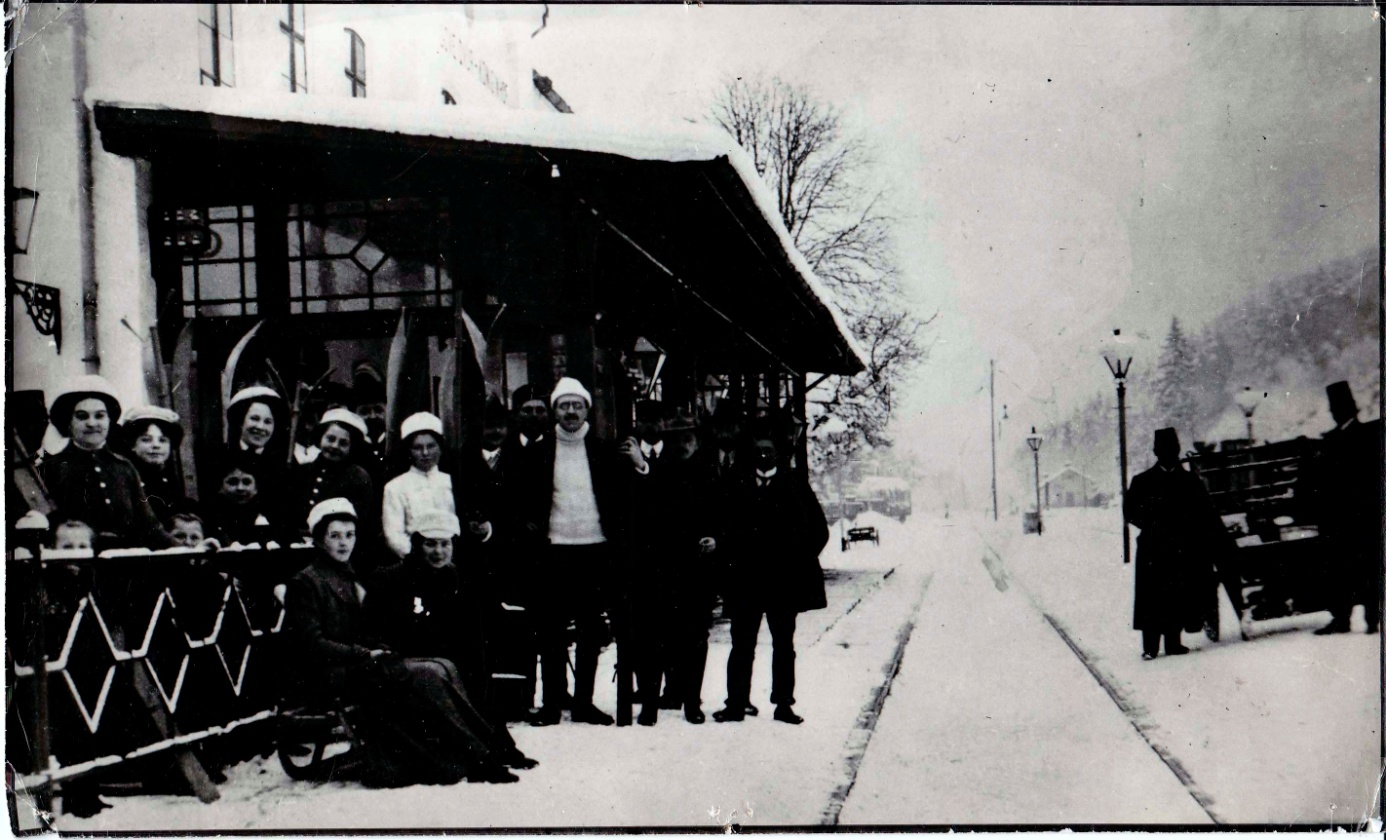 Královédvorští turisté čekají na vlak do Bílé Třemešné. V bílém svetru PhDr. Jan Kropáček