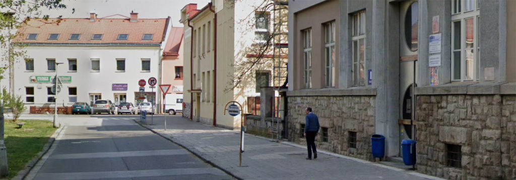 Kvli pozdnm pchodm do koly z dvod zpodn autobusu se msto rozhodlo postavit autobusovou zastvku ped kolu.  Autobus by ml ped kolu pijet v 7:50 take by ci mli mt hodn asu dostavit se do svch td.